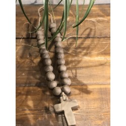 collier faïence brut croix ( brun)